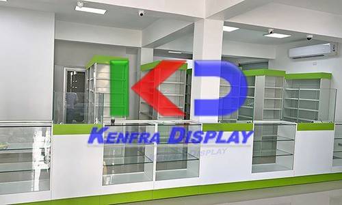 Farmacia equipada con módulos y góndolas: proyecto de farmacias equipado e instalado por Kenfra Display