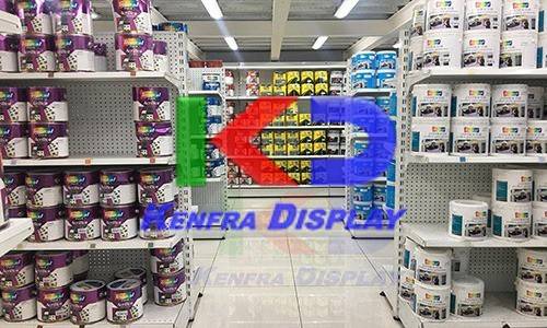 Ferretería con estantería de carga
