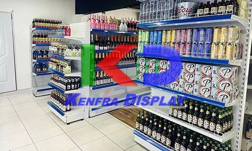 Licorería con góndolas centrales: proyecto de licorerías equipado e instalado por Kenfra Display