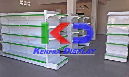 Supermercado con líneas de góndolas: proyecto de supermercados equipado e instalado por Kenfra Display