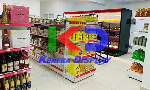 Área de cajas y checkout de supermercado: proyecto de supermercados equipado e instalado por Kenfra Display